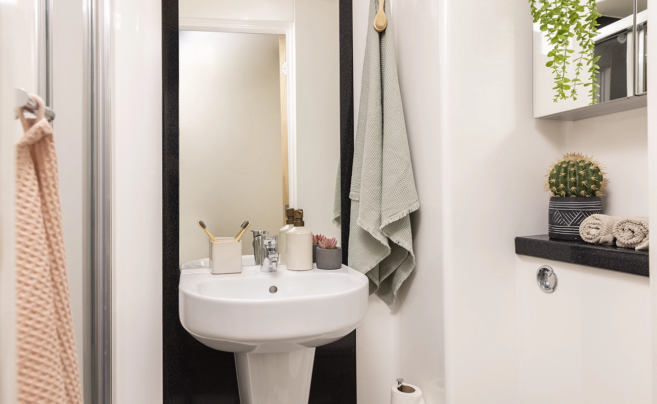 Bathroom in ensuite rooms and studios (except accessible)