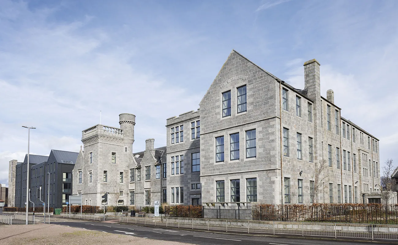 DE_causeway_exterior