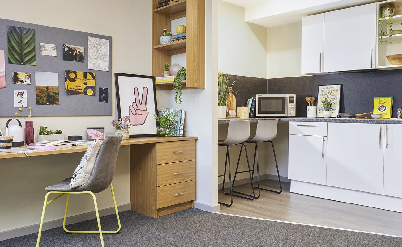 Study space and kitchen in a Studio Classic