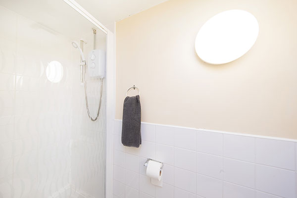 Shower in a Premium Range 1 En-suite bathroom at Oak Brook Park In Birmingham