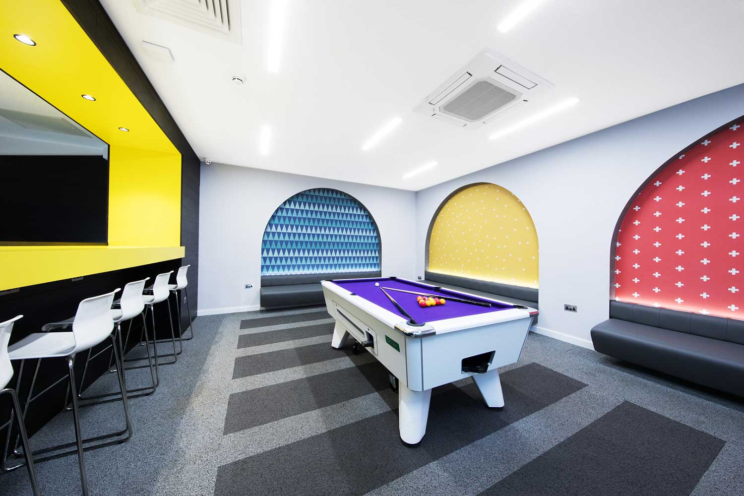 Common room with pool table at Cathedral Park