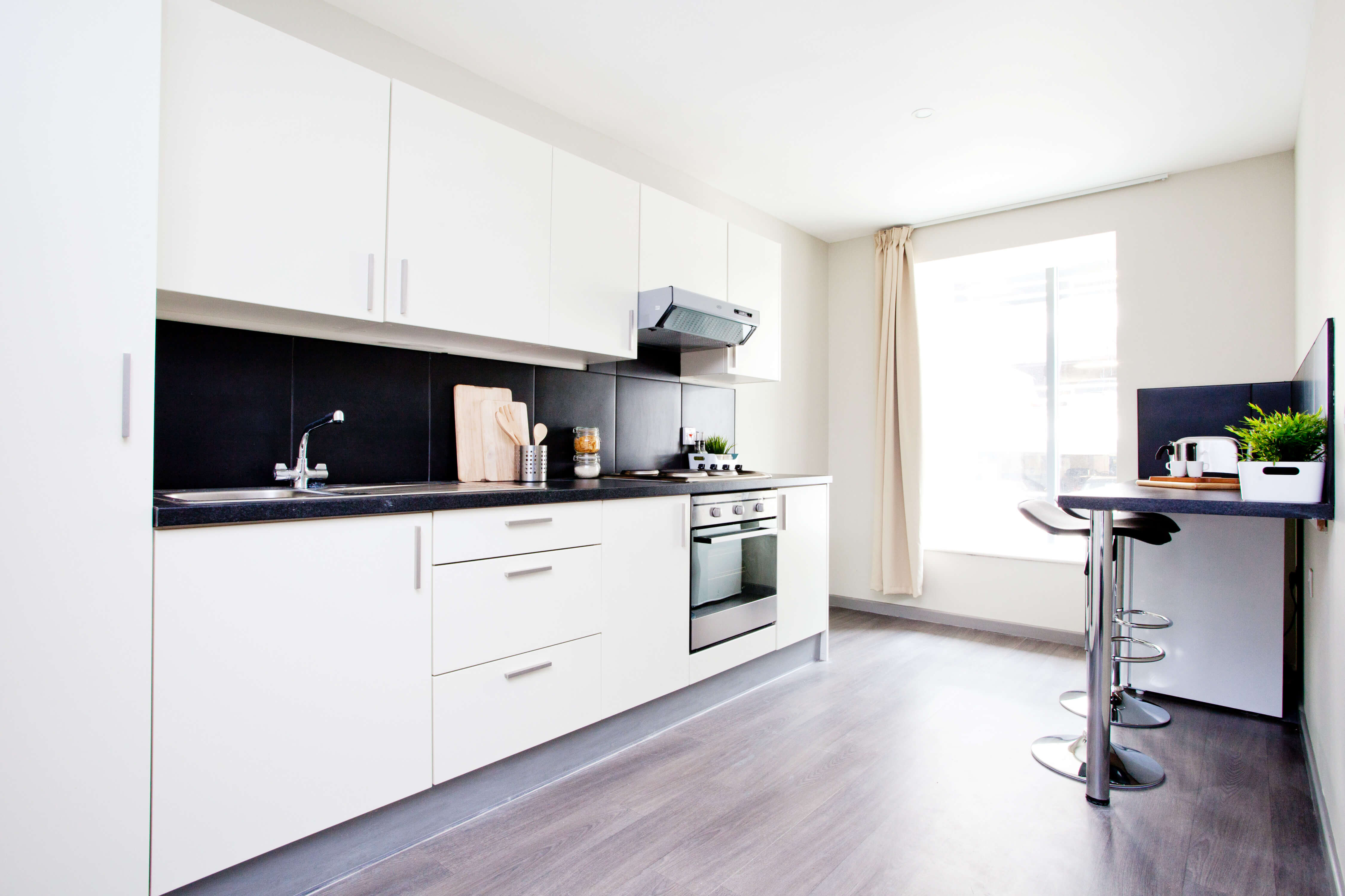 Kitchen with breakfast bar