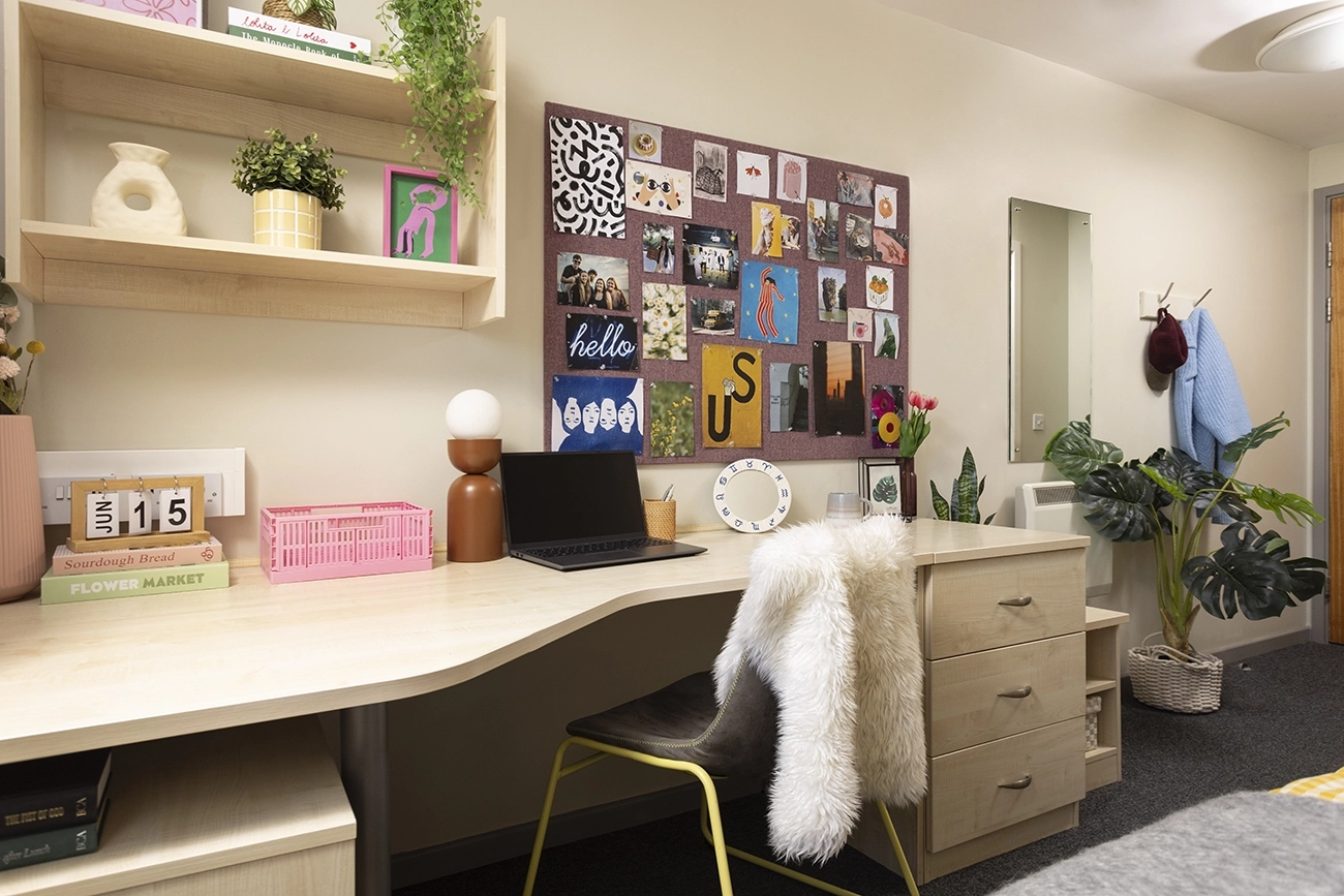 Study space in a Classic Ensuite room