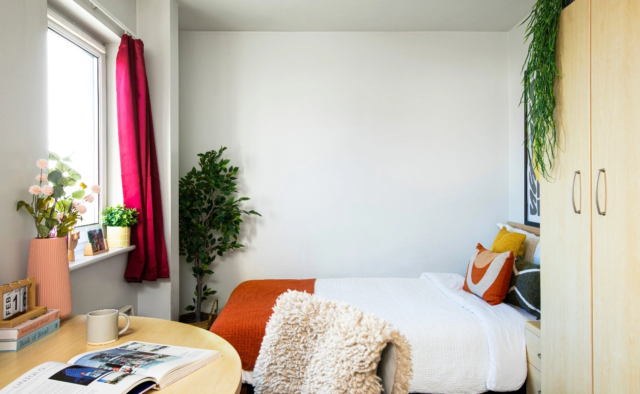 Bed and study space in a Studio Premium Range 1