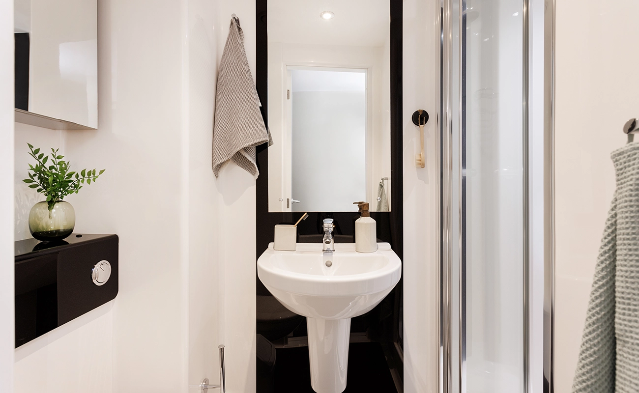 Bathroom in ensuite rooms and studios