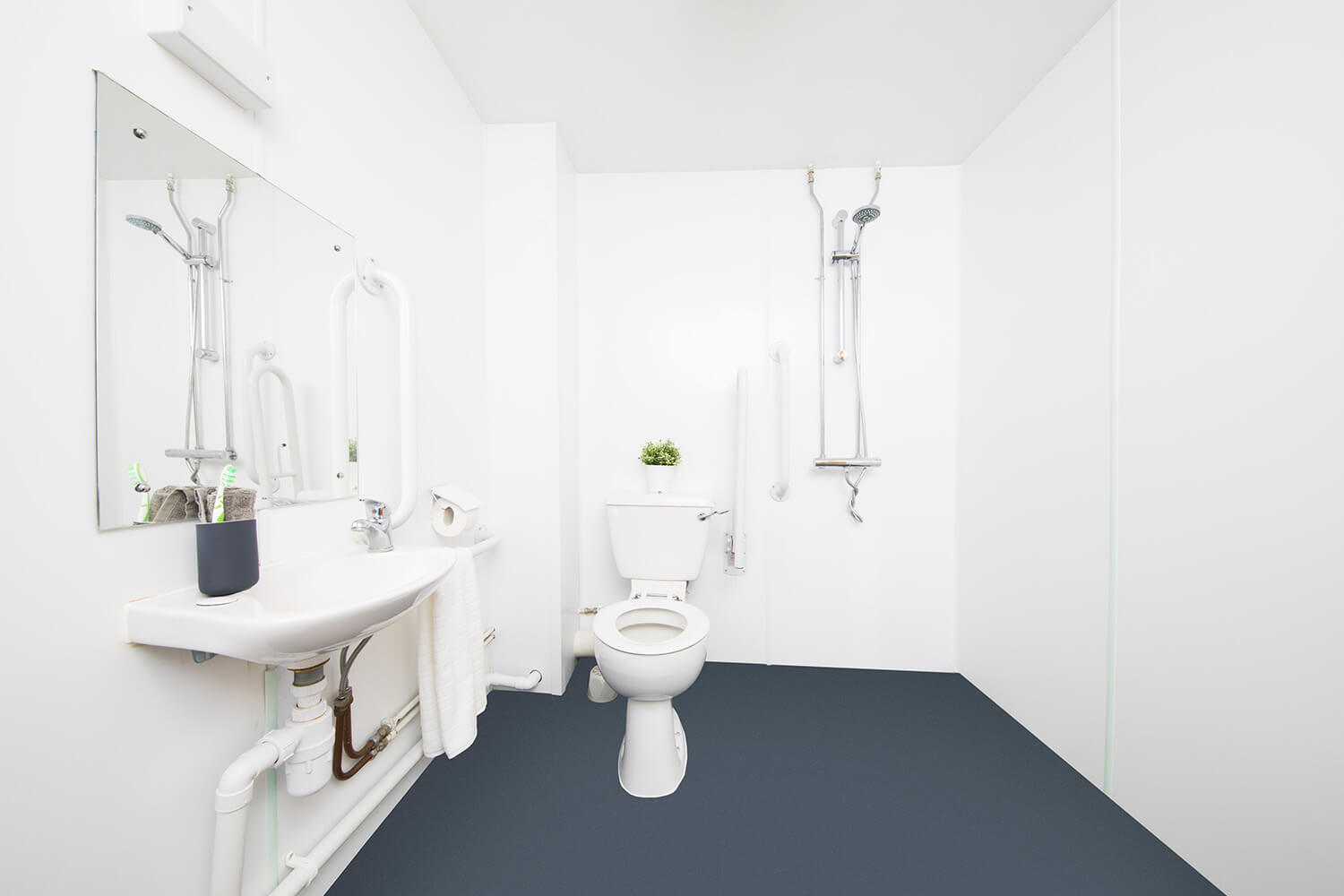 Student accommodation London wheelchair accessible bathroom in a studio room at East Central House