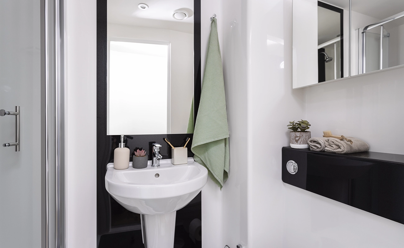 Bathroom in ensuite rooms and studios (excluding accessible)