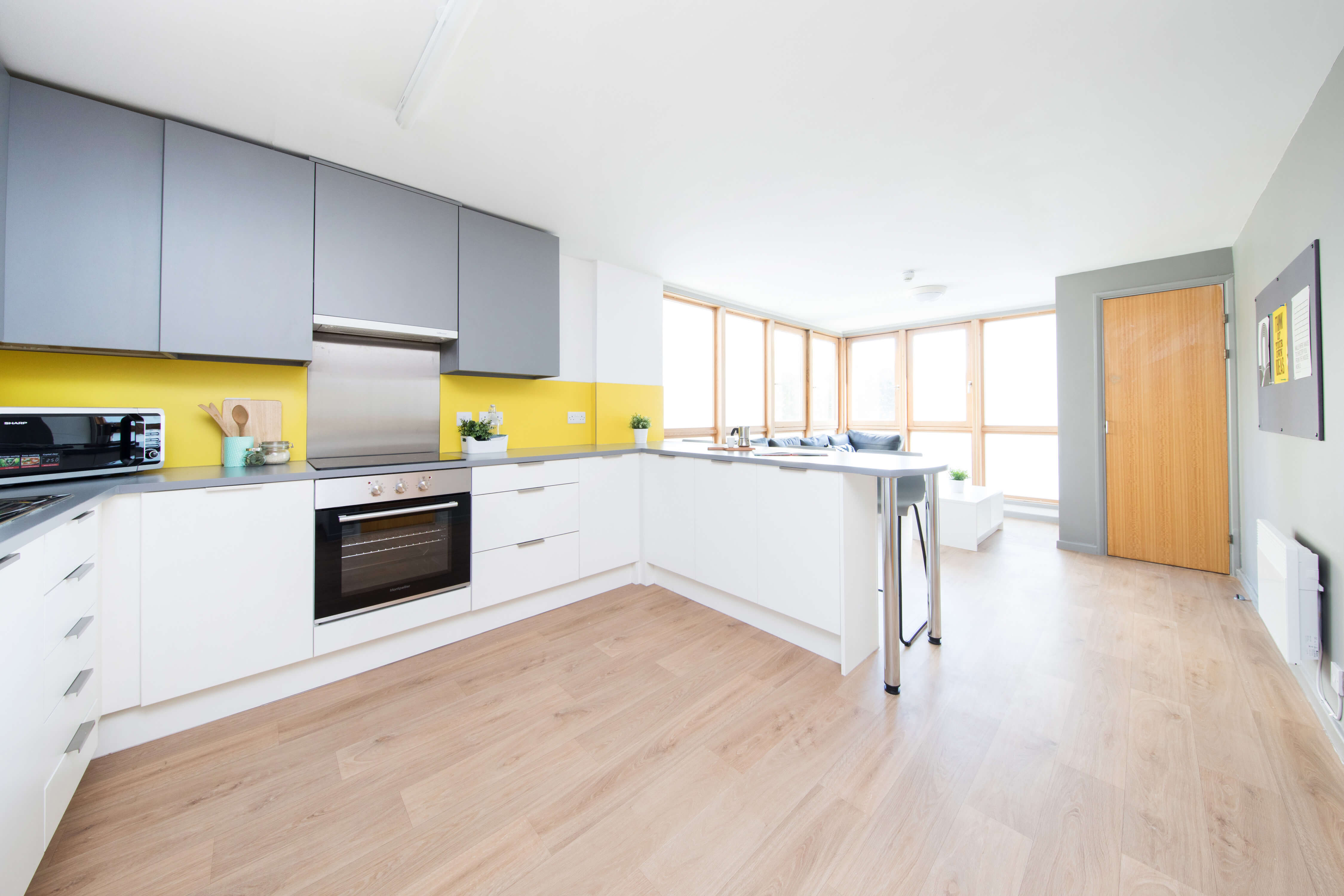 Kitchen with breakfast bar