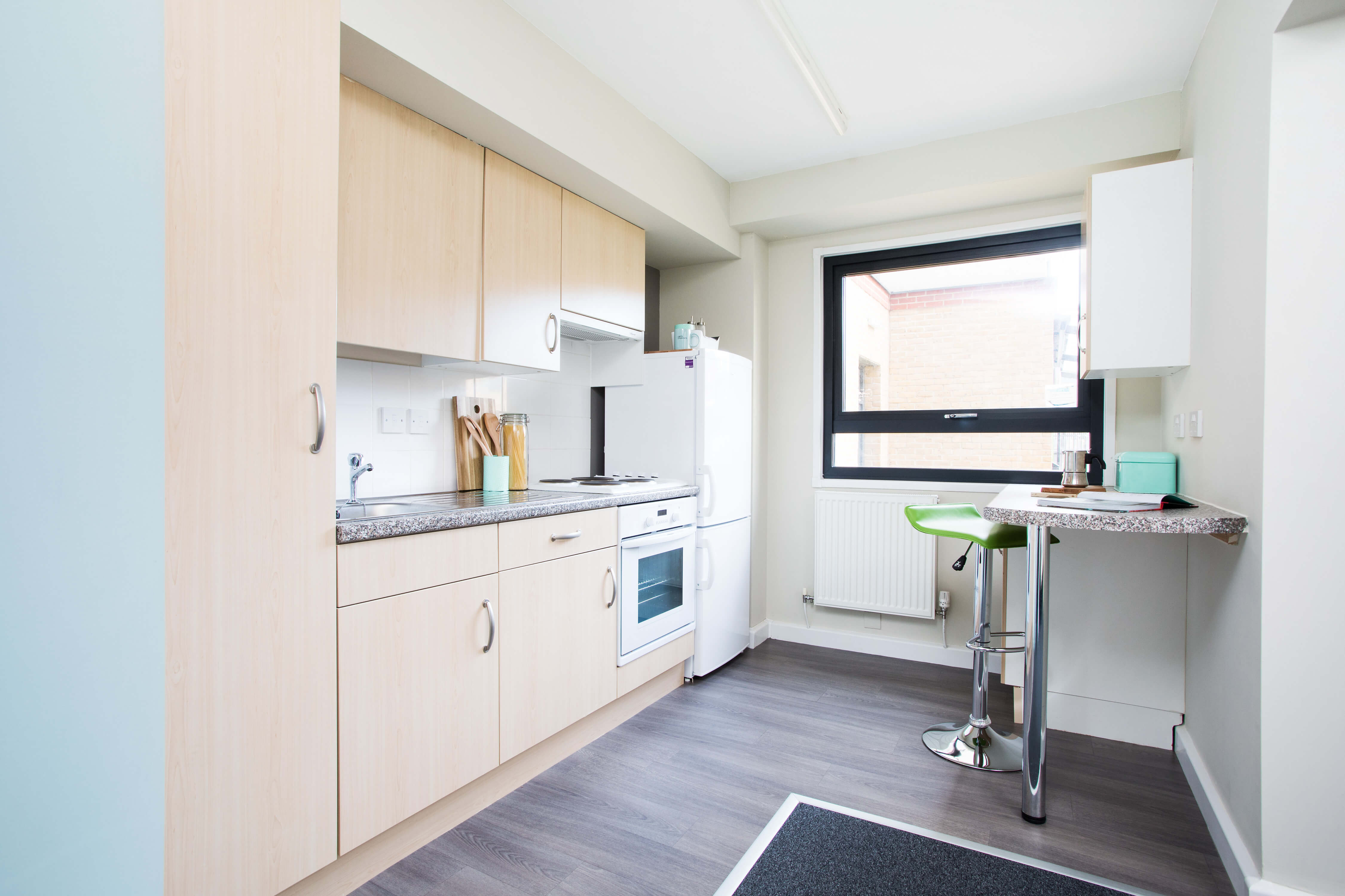 Kitchen with breakfast bar