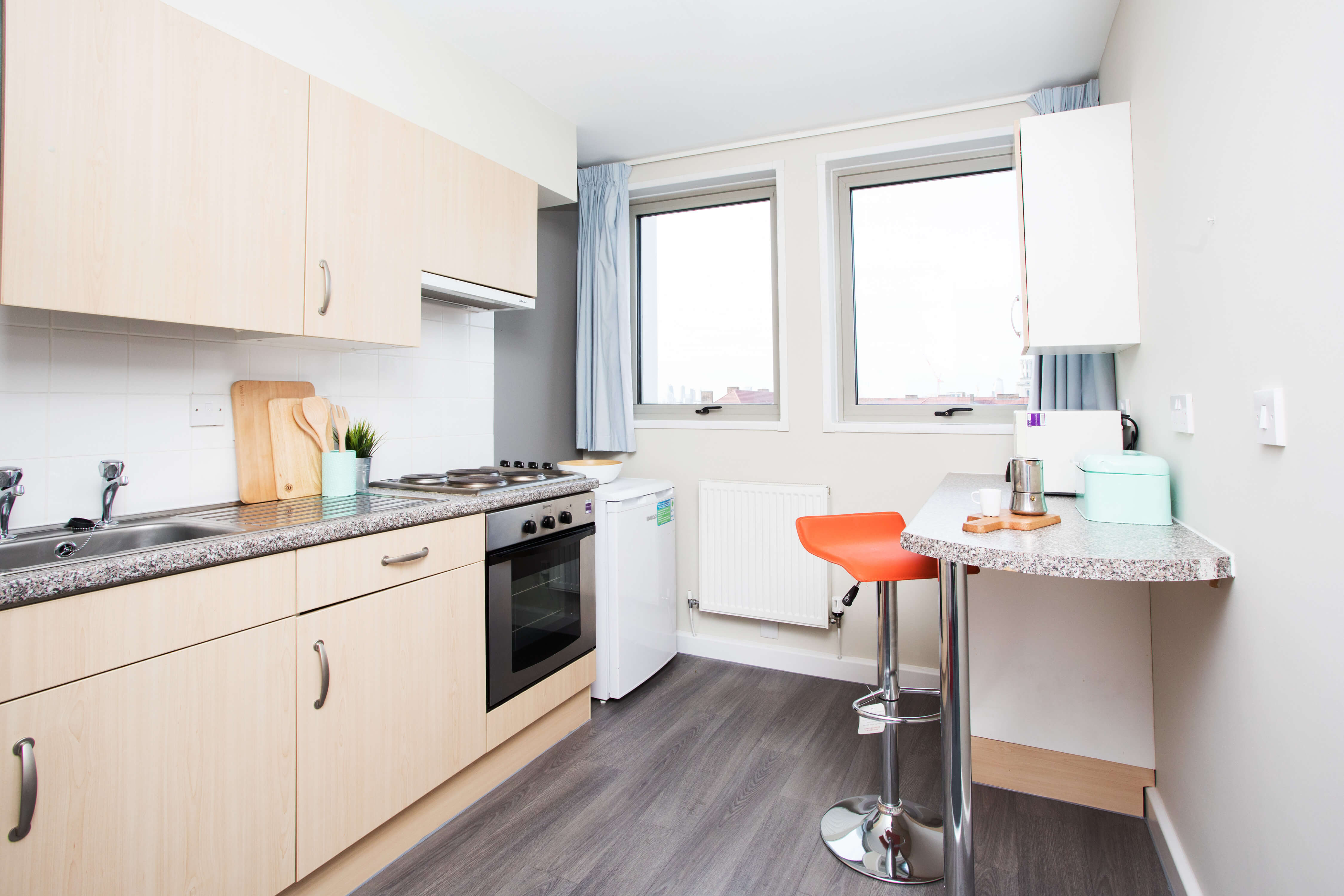 Kitchen with breakfast bar