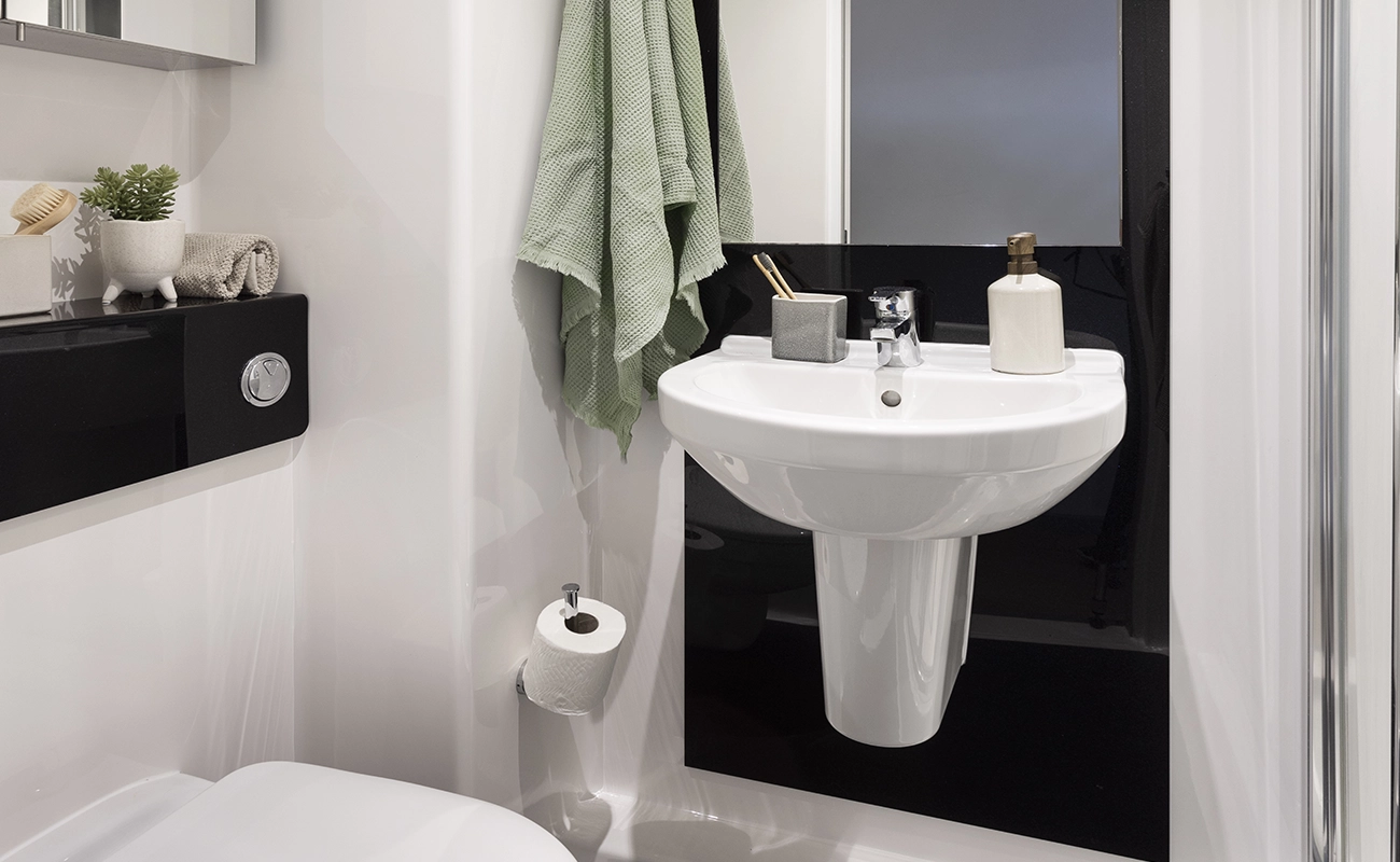 Bathroom in all ensuite rooms and studios (excluding accessible)