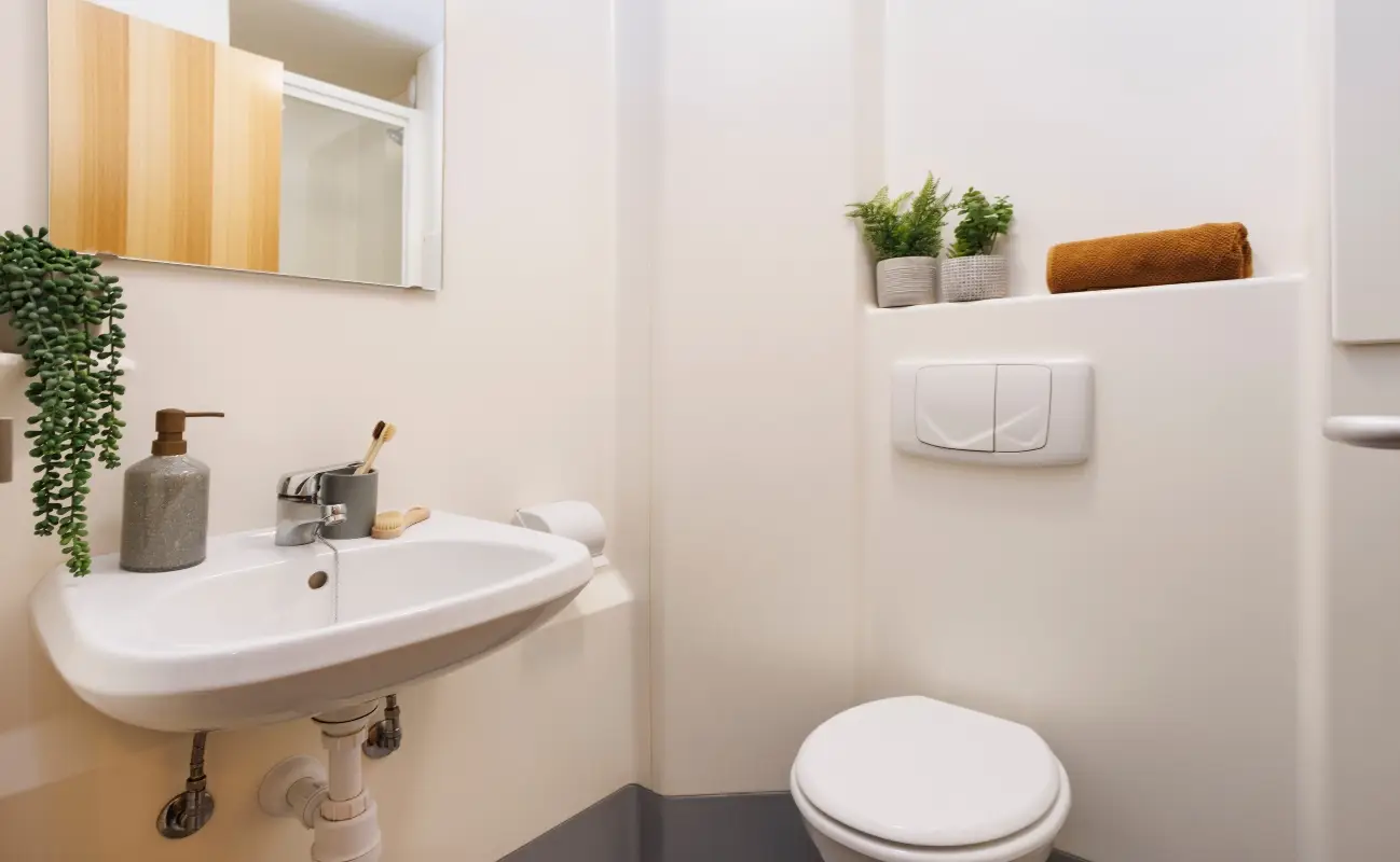 Bathroom in all ensuite rooms and studios
